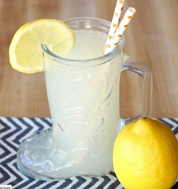 20 Best Picnic Food Ideas featured by top AL lifestyle blogger, She Gave It A Go |Picnic Food Ideas by popular Alabama lifestyle blog, She Gave It A Go: image of fresh squeeze lemonade. 