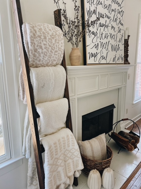 Consejos de decoración de Farmhouse Blanket Ladder para el otoño presentados por la mejor bloguera de decoración del hogar de AL, She Gave It A Go