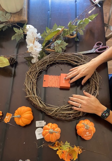 Tutorial de bricolaje de guirnalda de otoño presentado por la mejor bloguera de decoración del hogar de AL, She Gave It A Go