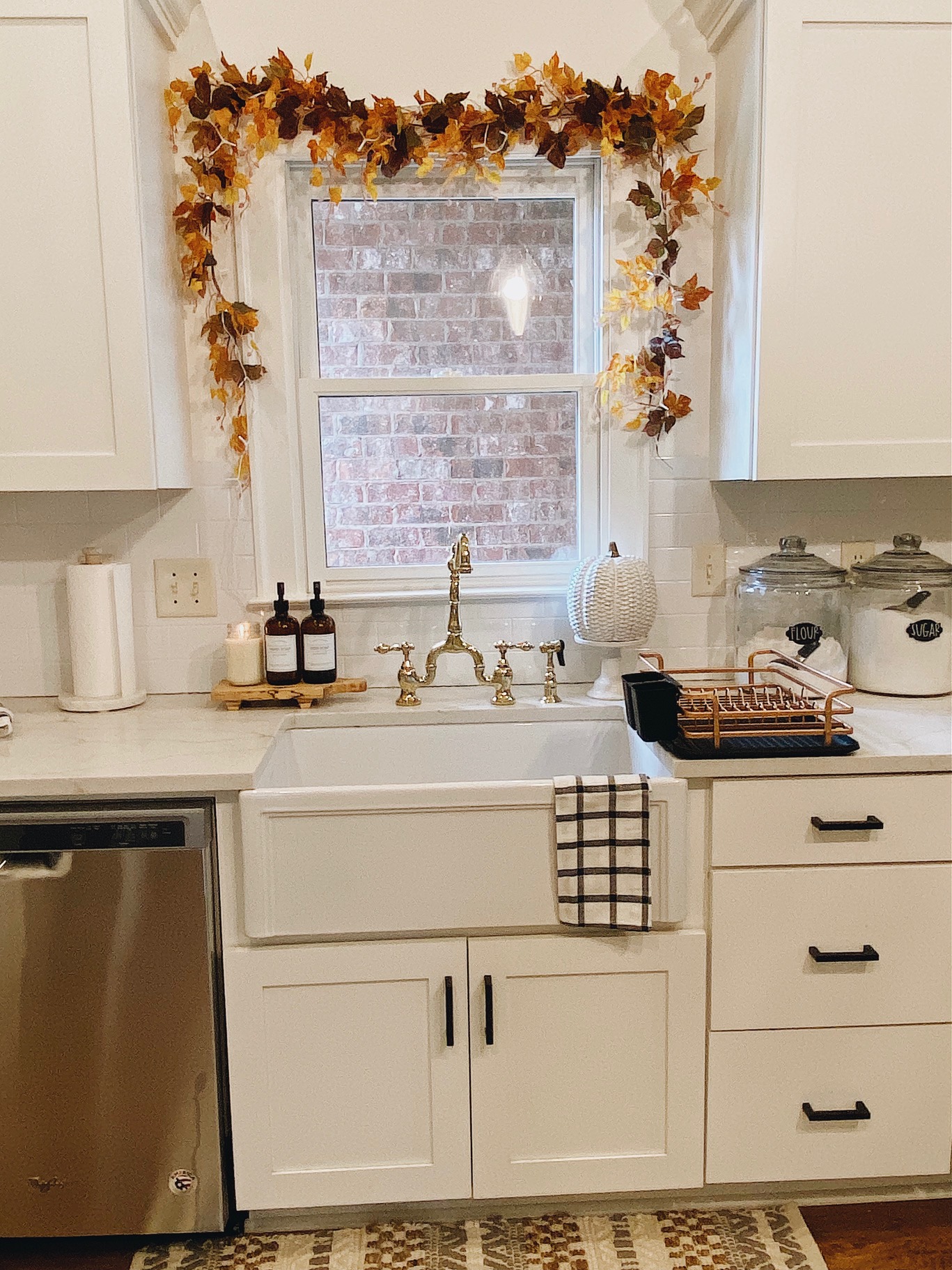 alfiler ligeramente subterráneo 5 Cozy Farmhouse Kitchen Decor Ideas for Fall | She Gave It A Go