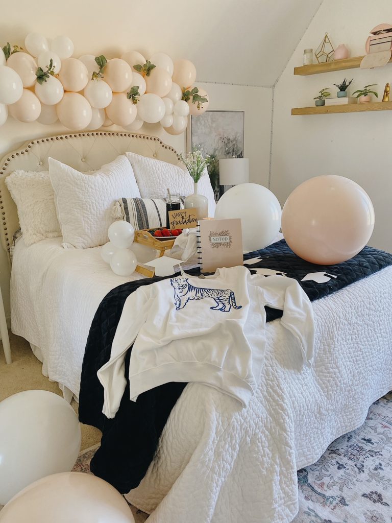 teen girl's bedroom decor ideas to celebrate their graduation